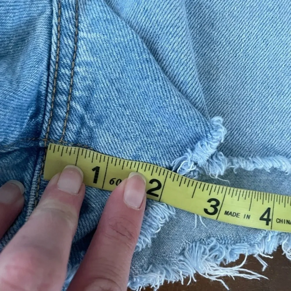 Levi’s ribcage light wash frayed cut off premium denim shorts‎ size 32